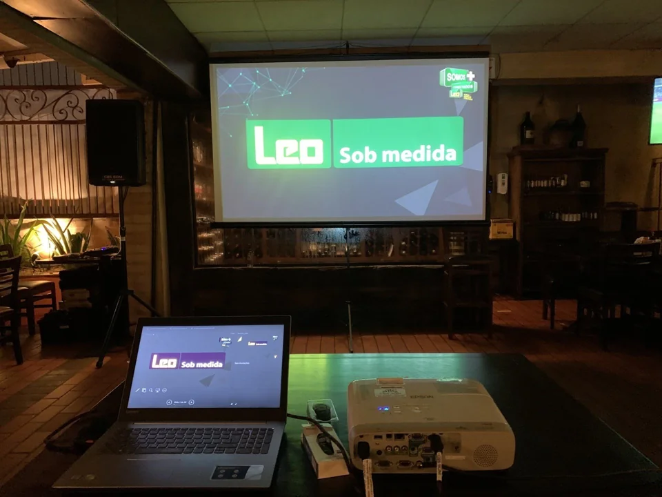 Telão com apresentação em ambiente corporativo