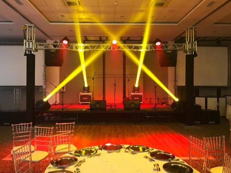 Palco e iluminação em evento social da CBS Som